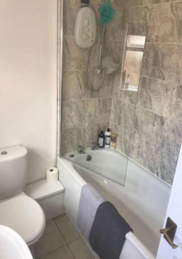 4 Bedroom House For Corporate Stays In كيترينج المظهر الخارجي الصورة