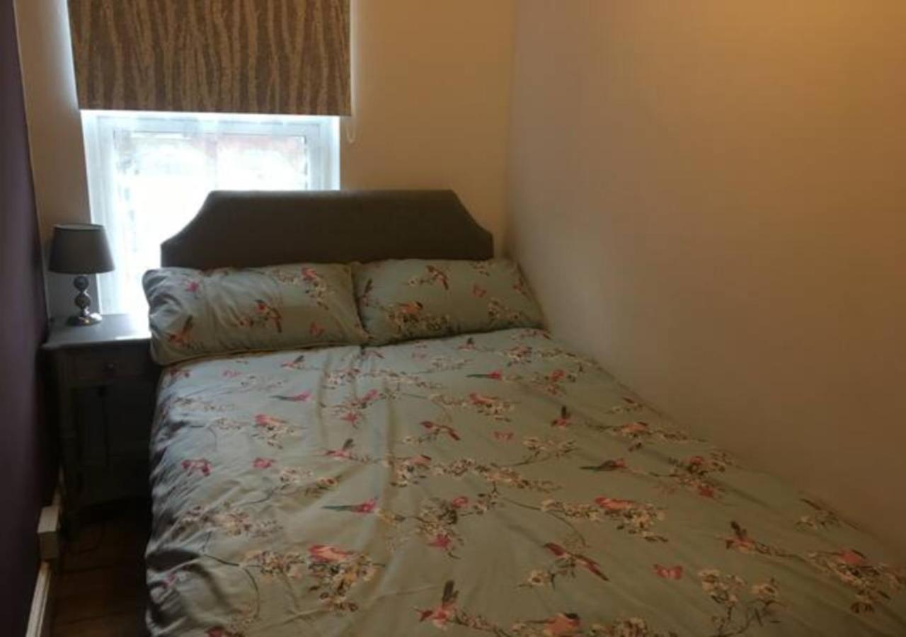 4 Bedroom House For Corporate Stays In كيترينج المظهر الخارجي الصورة